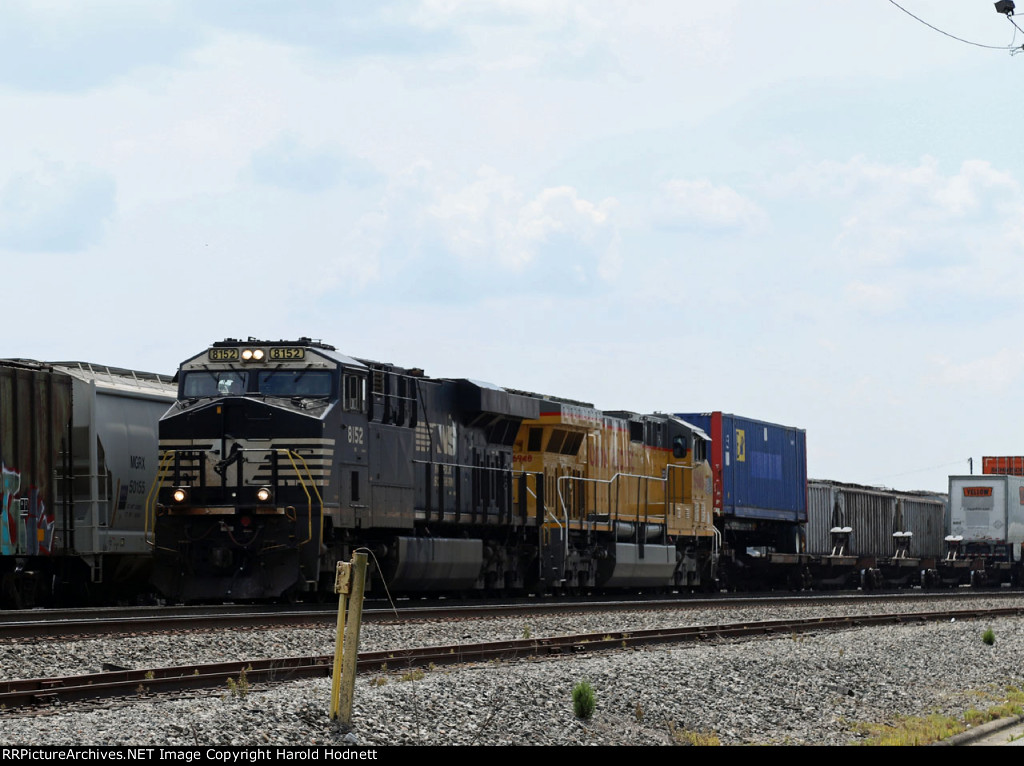 NS 8152 leads train 24X northbound